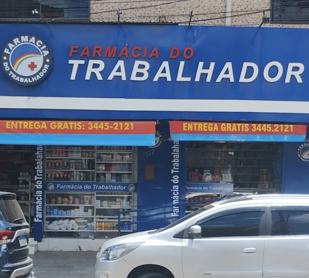 Farmacêutica atendendo cliente com atenção e cuidado