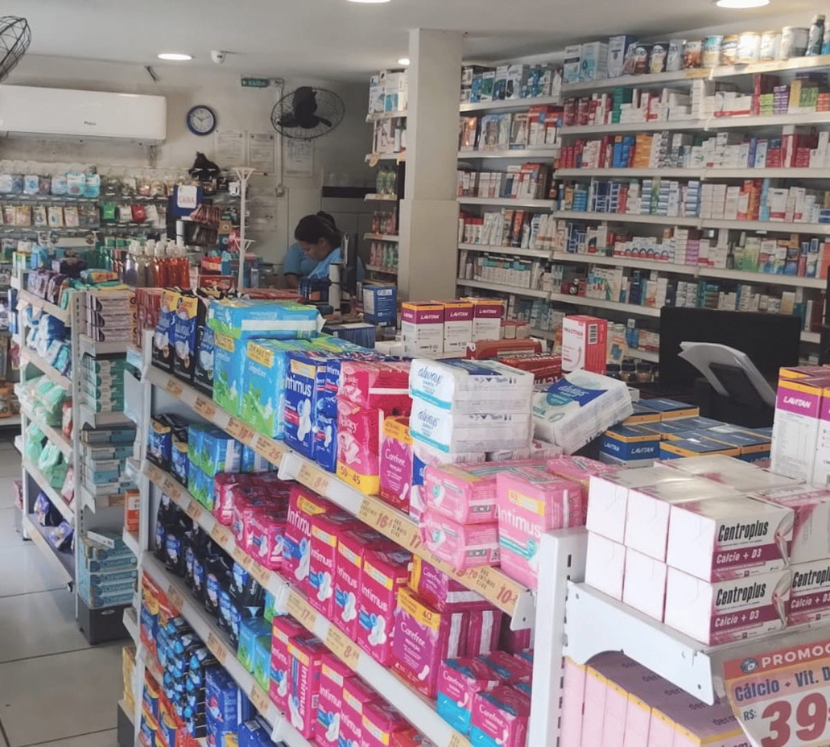 Corredor com ampla variedade de produtos de saúde e bem-estar